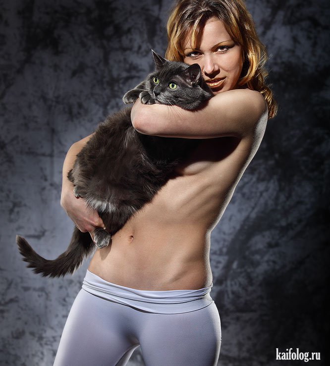 Голая девка с котиком