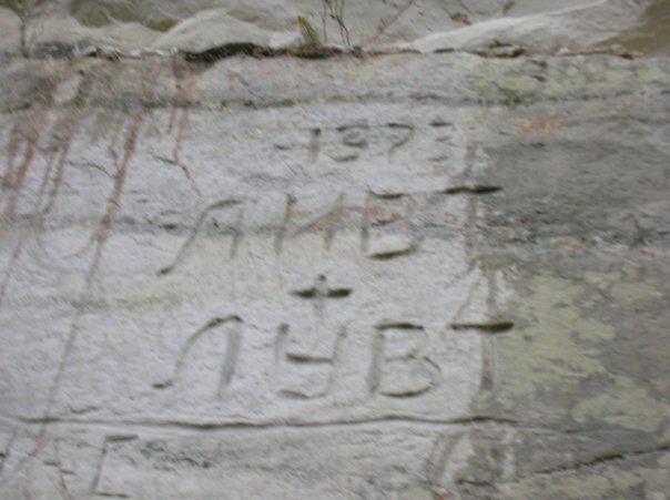 такими надписями по сути исписано где только можно дотянуться или долезть