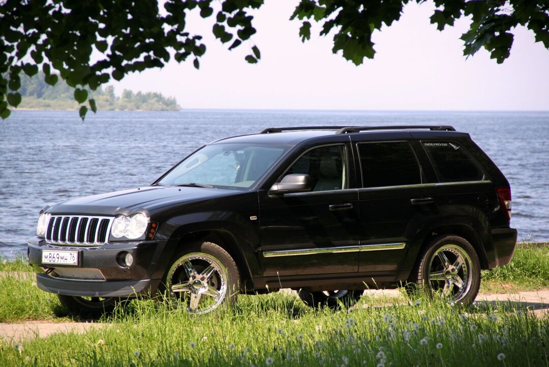 Шуршит черный джип. Jeep Cherokee III. Черный джип. Джип черный большой. Джип черный большой недорогой.