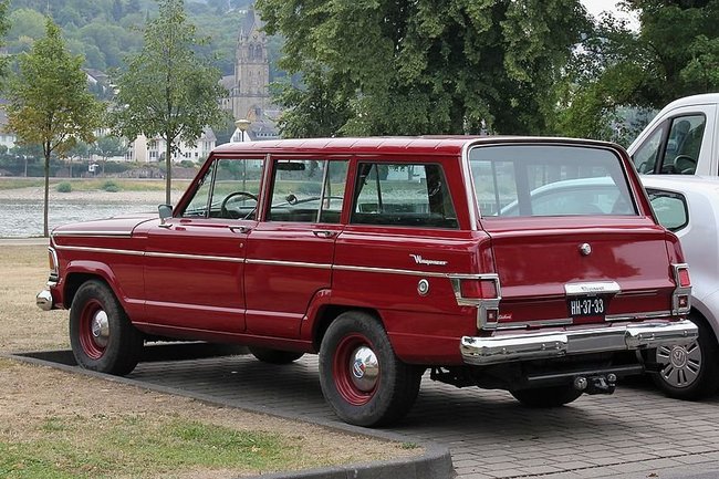 800px-Jeep_Wagoneer,_Bj._ca._1968,_Heck_(2015-08-12_b).jpg