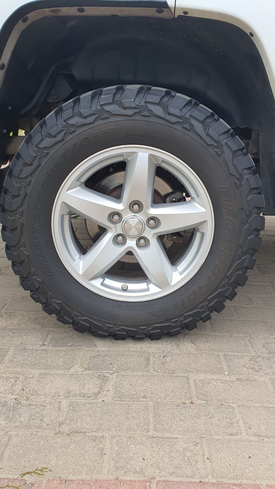 Продам BFGOODRICH MUD-TERRAIN T/A KM3 245/70 R17 119/116Q