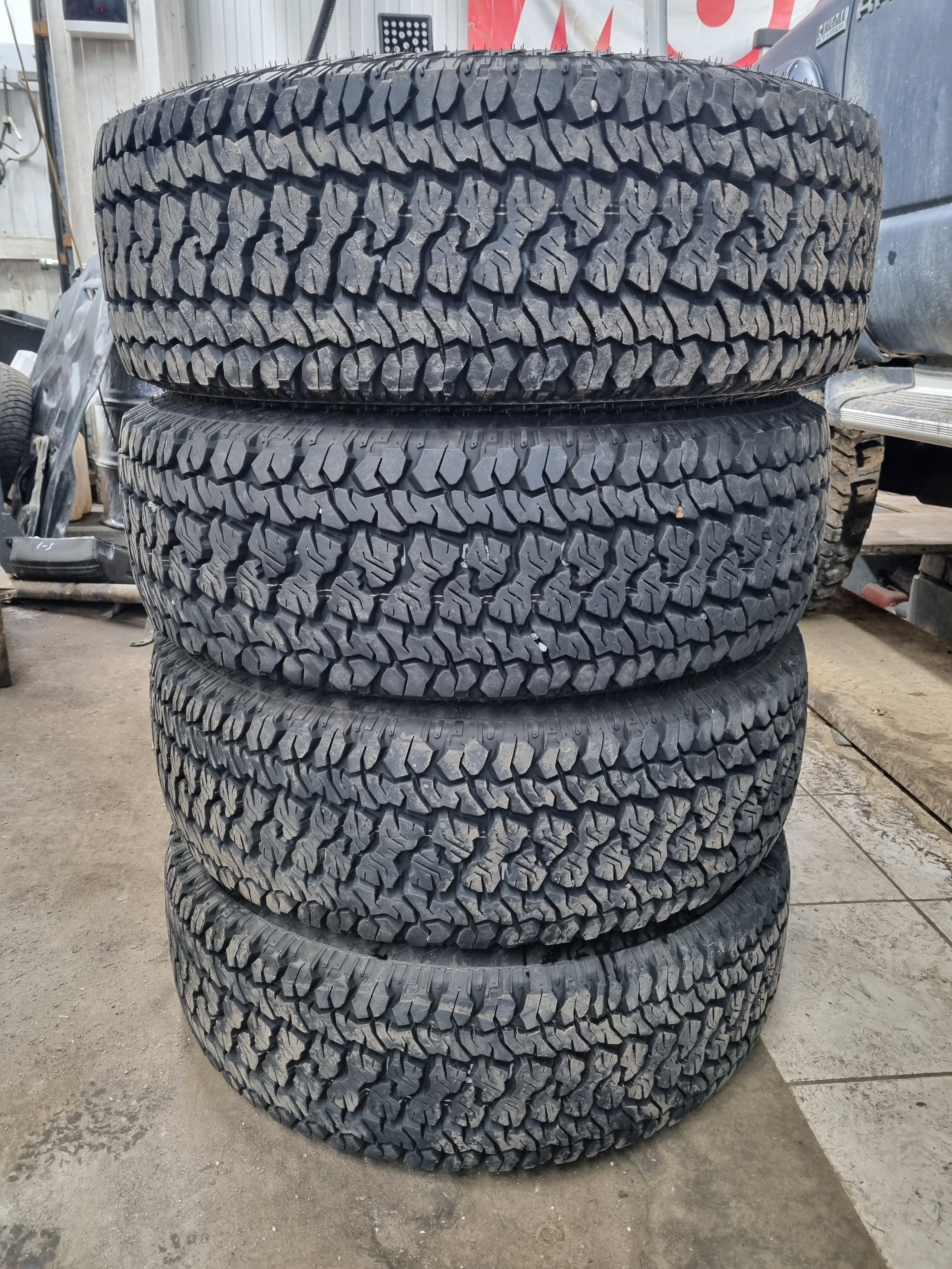 Kumho Road Venture AT51 265/70 R17