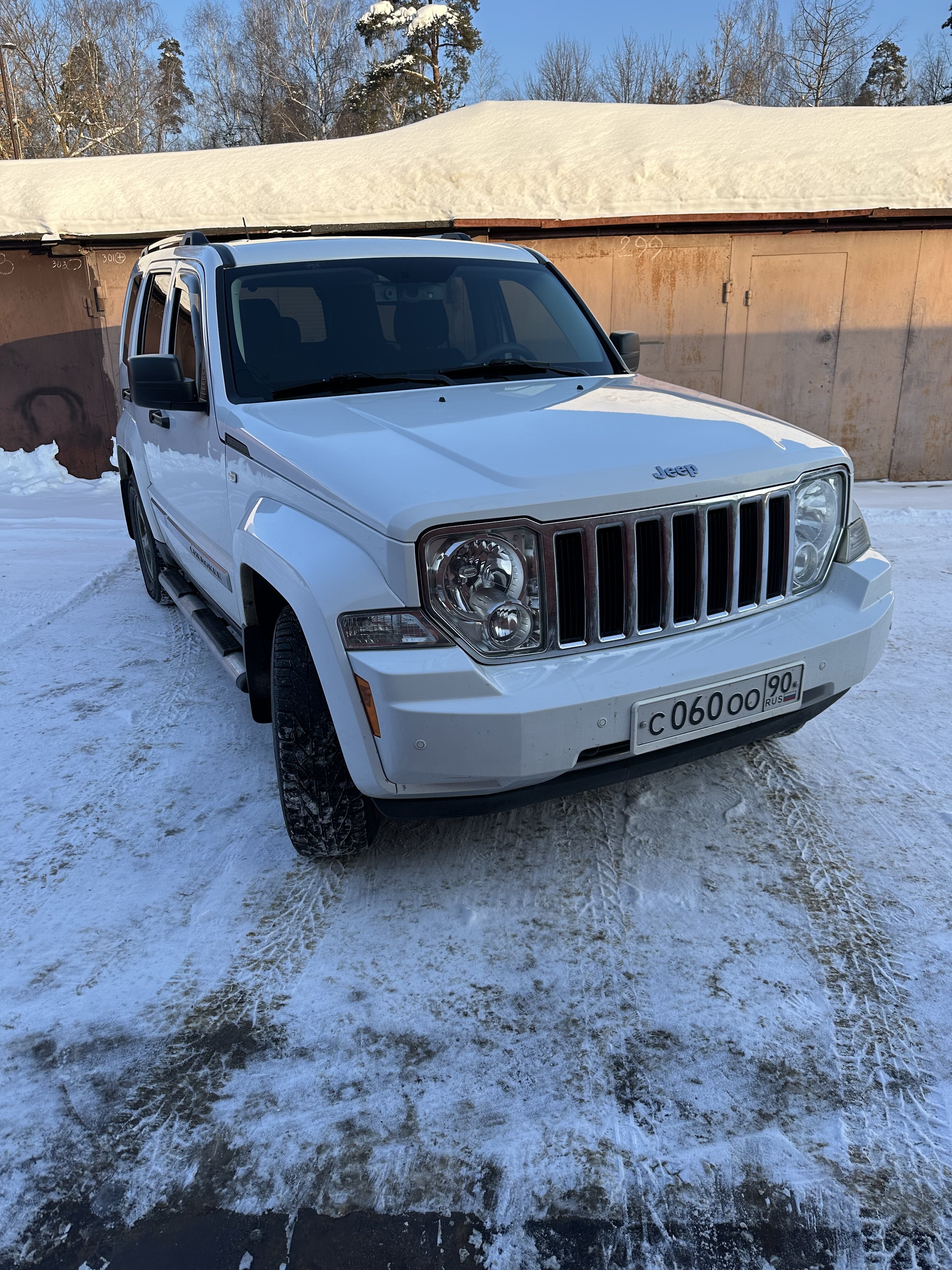 Джип чироке  2011 года , 3,7 бензин 205 лс